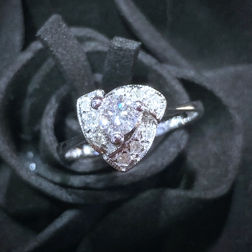 全新18K白金【單粒23份鑽石】配小鑽共32份鑽石戒指