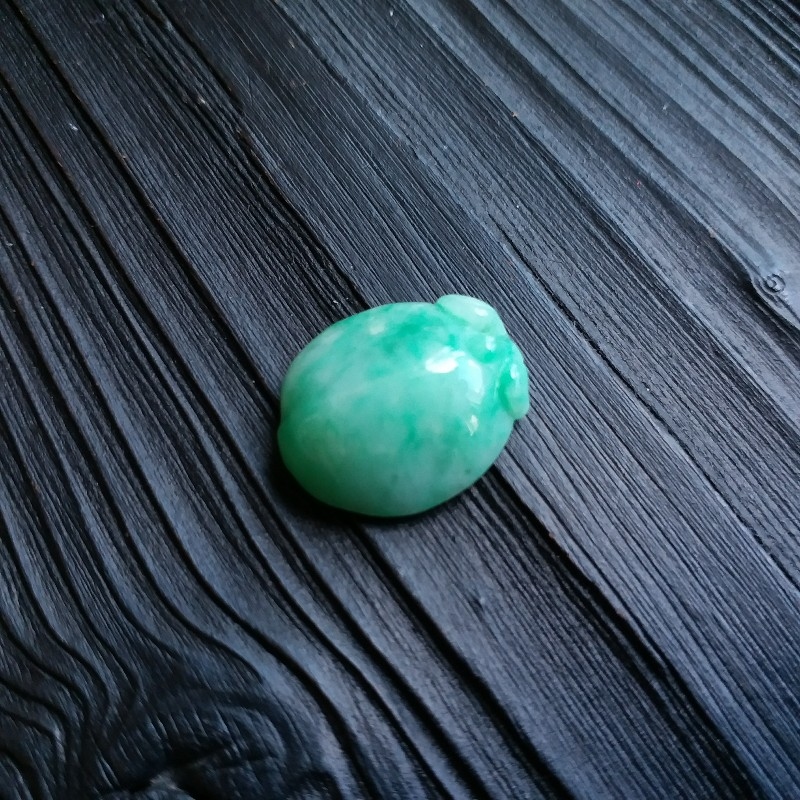 J1070 冰糯滿綠壽桃吊墜