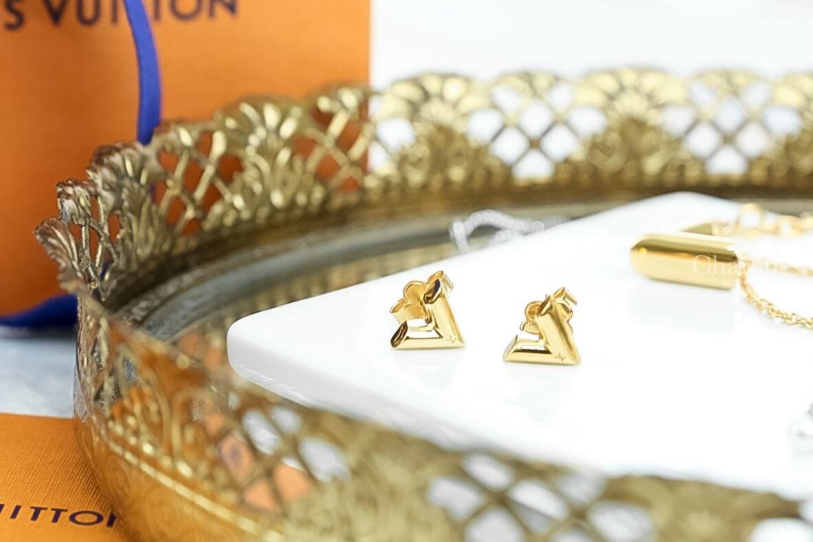 Louis Vuitton Essential V Earrings 金色小LogoV型耳環