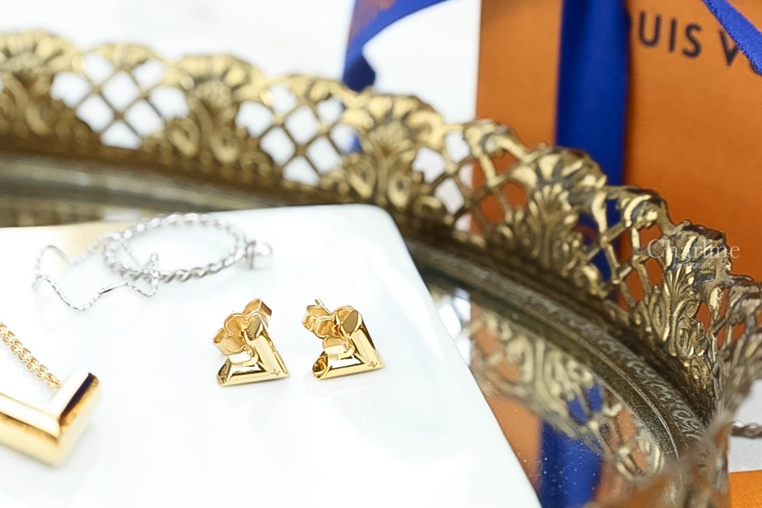 Louis Vuitton Essential V Earrings 金色小LogoV型耳環