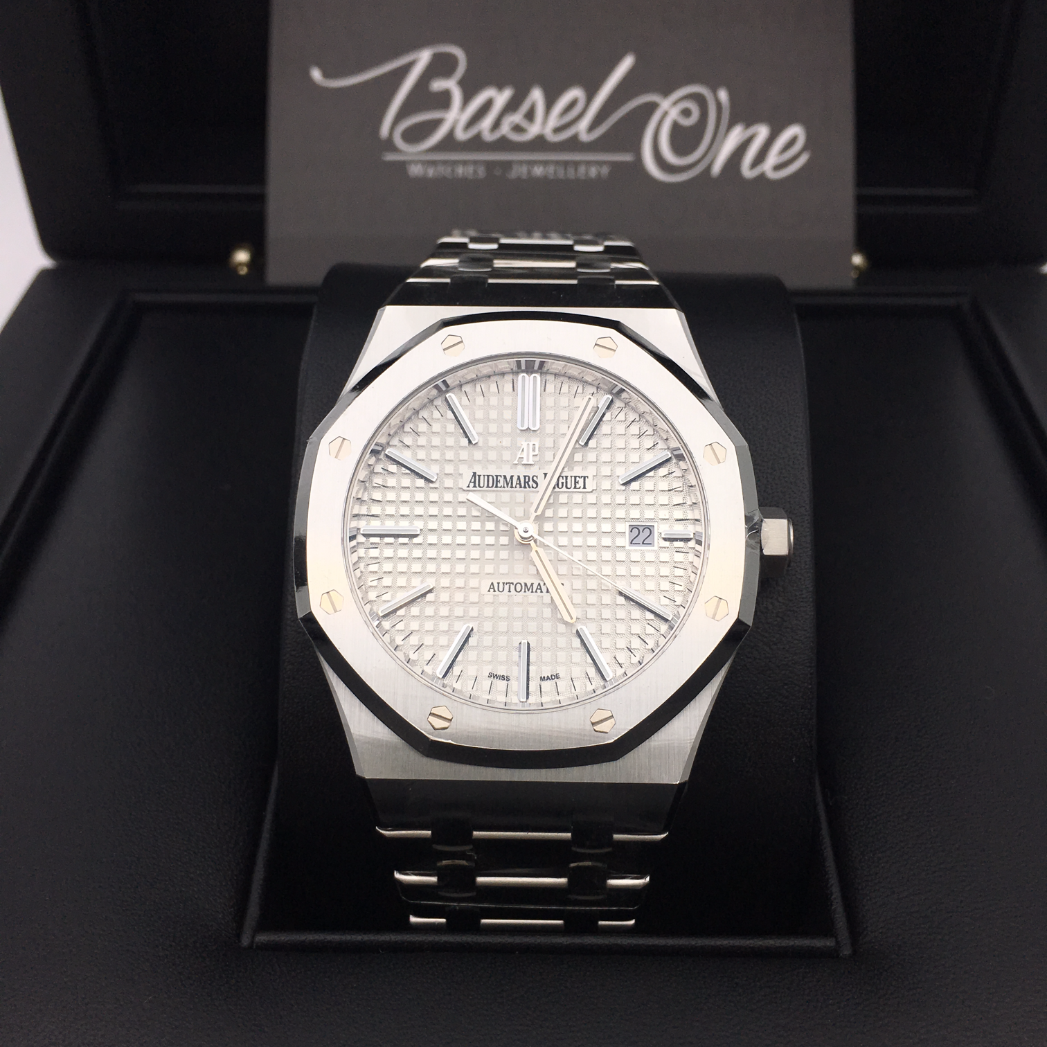 DISCONTINUED BRAND NEW AUDEMARS PIGUET 15400ST ROYAL OAK SELFWINDING STAINLESS STEEL WHITE