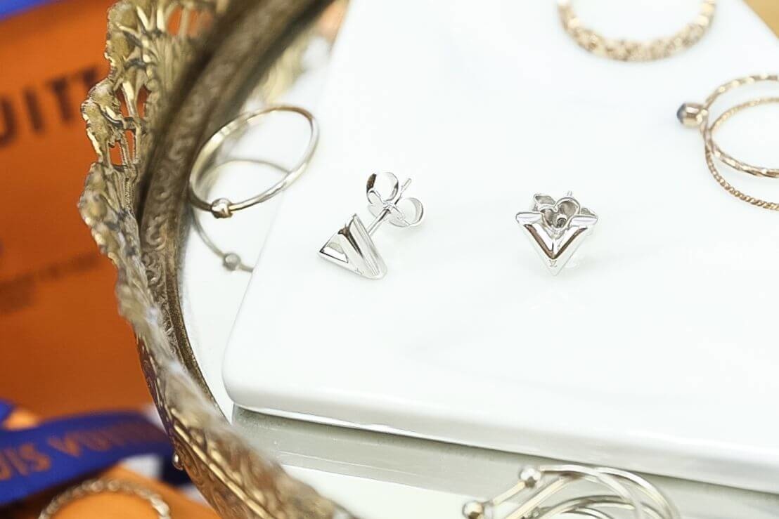 Louis Vuitton Essential V Earrings 銀色小LogoV型耳環