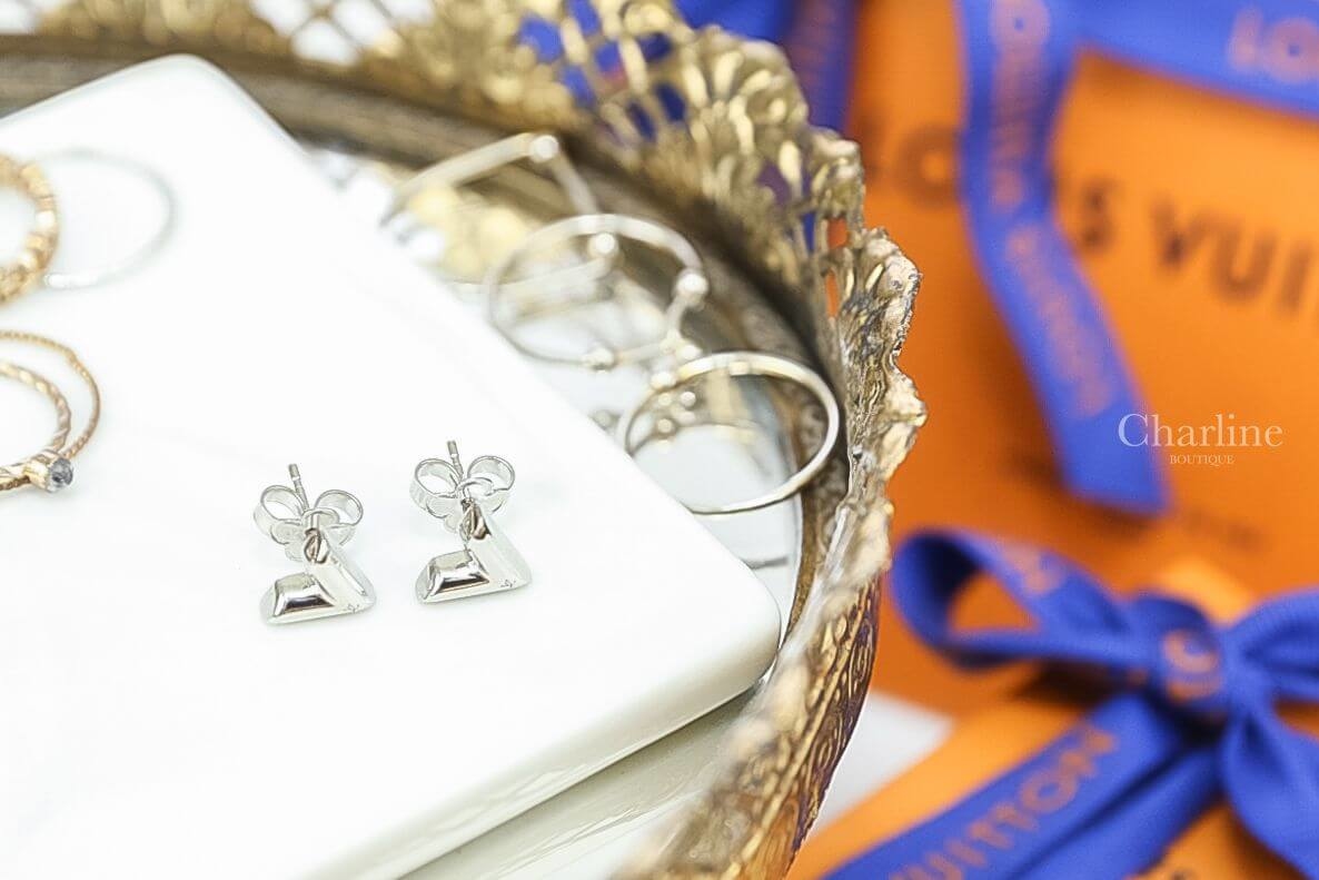 Louis Vuitton Essential V Earrings 銀色小LogoV型耳環