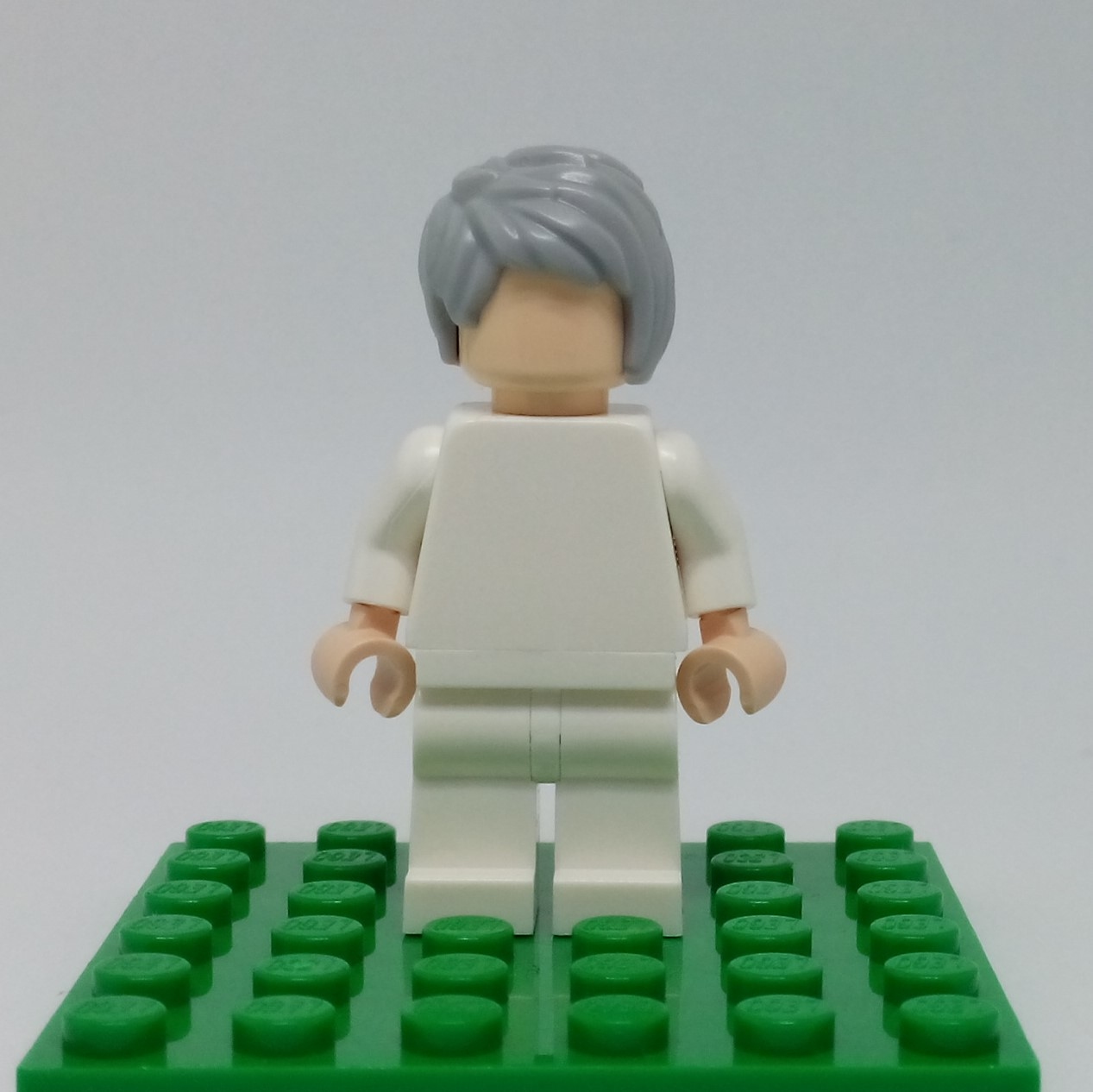 37823 Female Short Tousled with Side Part