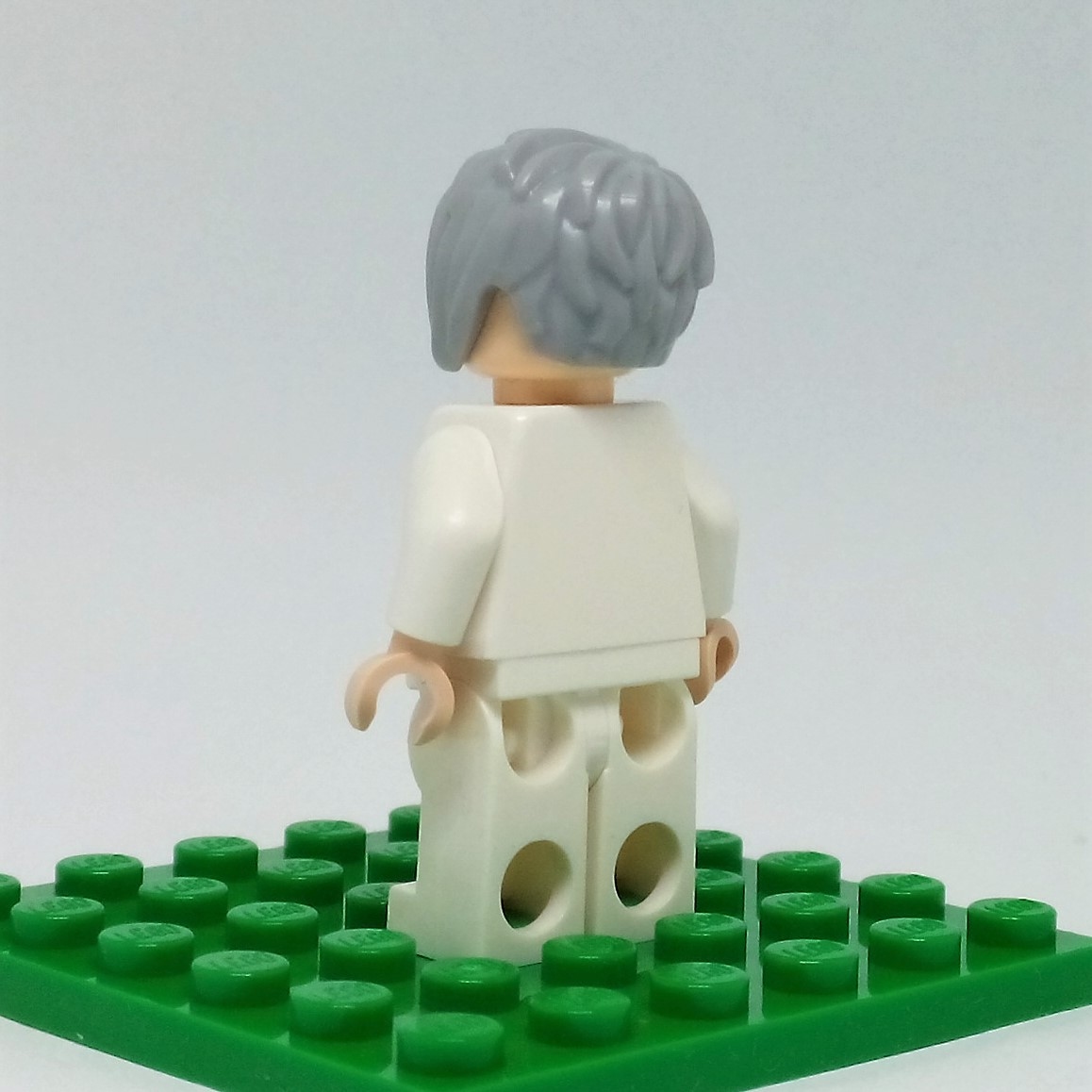 37823 Female Short Tousled with Side Part