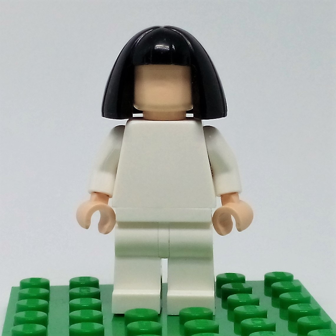 95328pb01 Hair Female Mid-Length, Smooth with Bangs and Gold Diadem Pattern