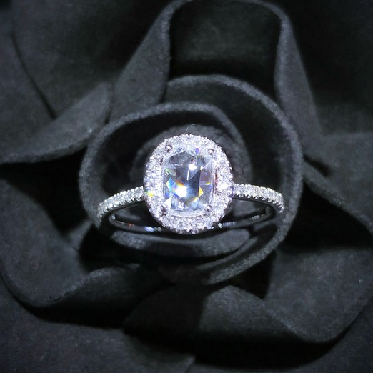 18K White Gold 0.69ct Oval Cut Diamond Ring