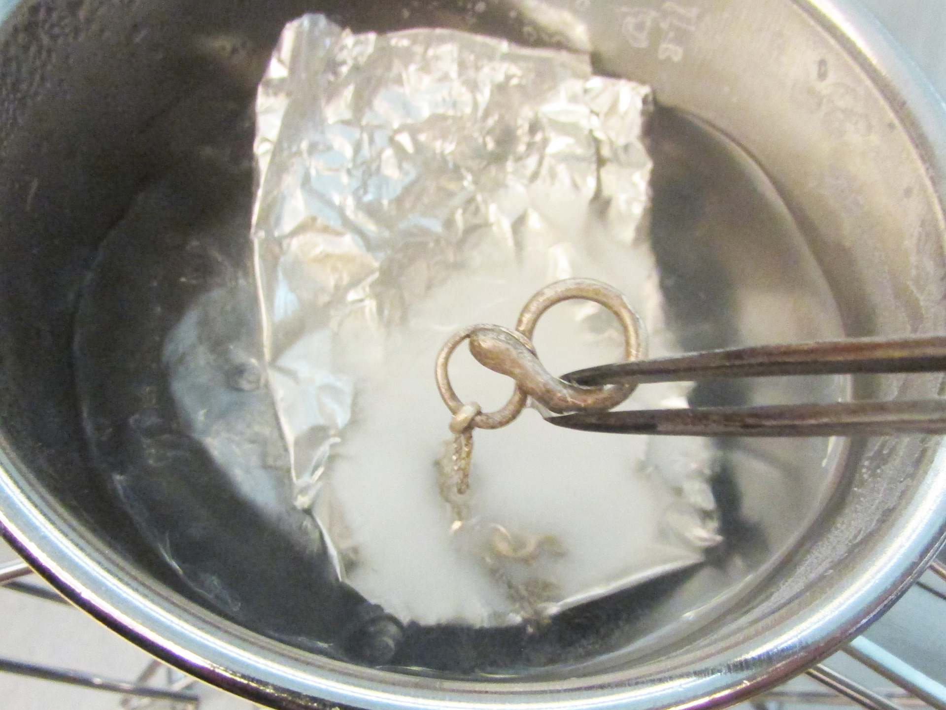 以鹽巴水加入鋁箔並以火加熱雖然對變黑的銀飾還原有效但是比小蘇打鋁箔加熱法相比效果較差