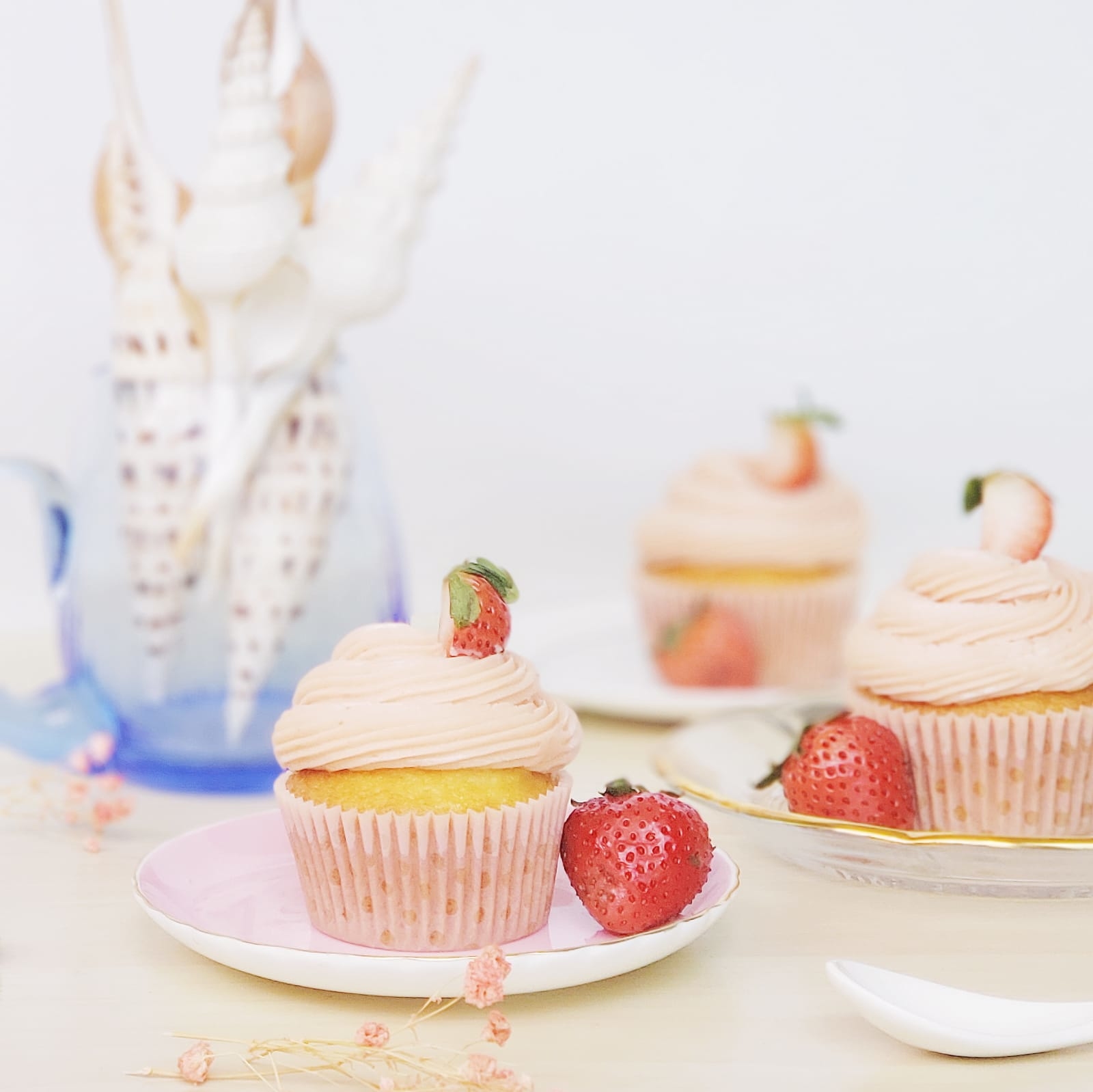 草莓奶油霜杯子蛋糕