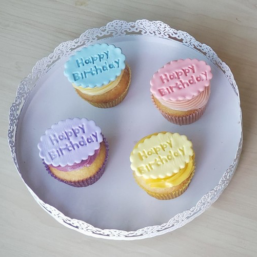 生日糖皮奶油霜杯子蛋糕