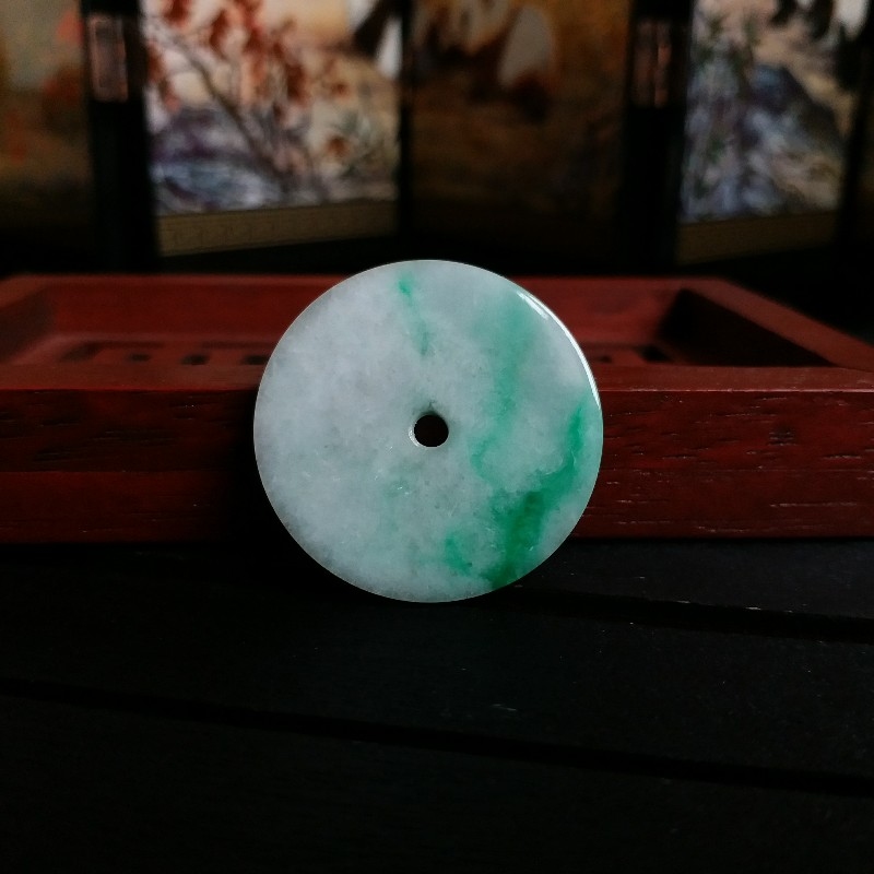 J1202 冰糯白底飄綠花方形平安扣 (29.3mm直徑)