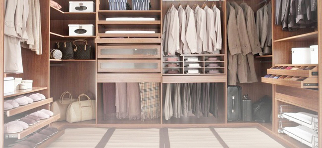 剛洗完澡，浴室和更衣室濕度大幅提高，尤其擔心更衣室裡的衣服發霉！