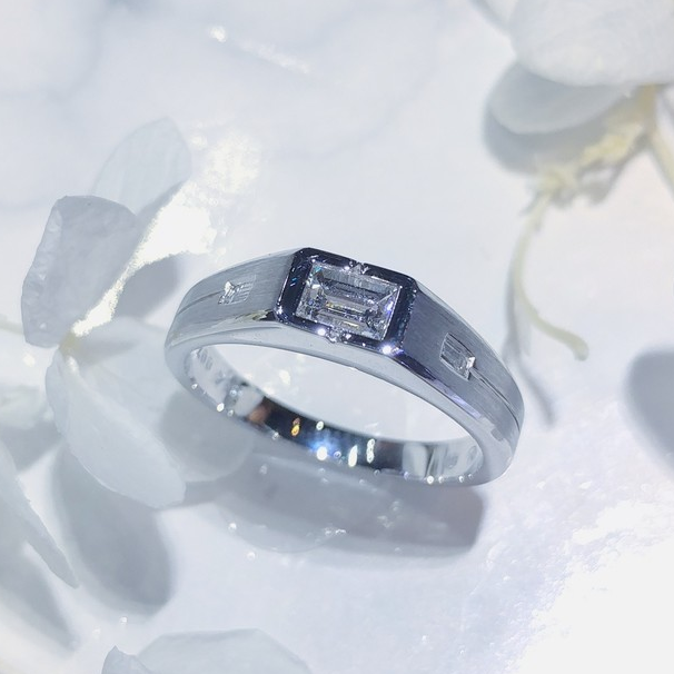 18K White Gold 0.34ct Emerald Cut Diamond Ring