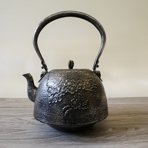 【及川榮喜】 南部型 春駒 砂鐵壺1.6L