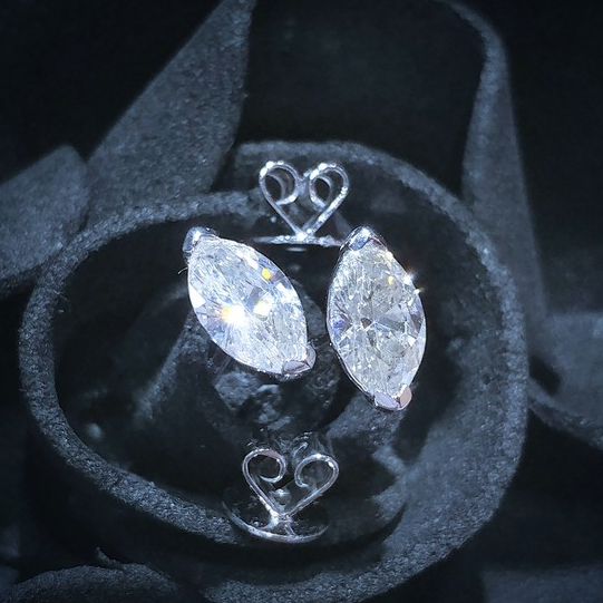 全新18K白金【主石1卡1份欖尖形鑽石】2爪耳環