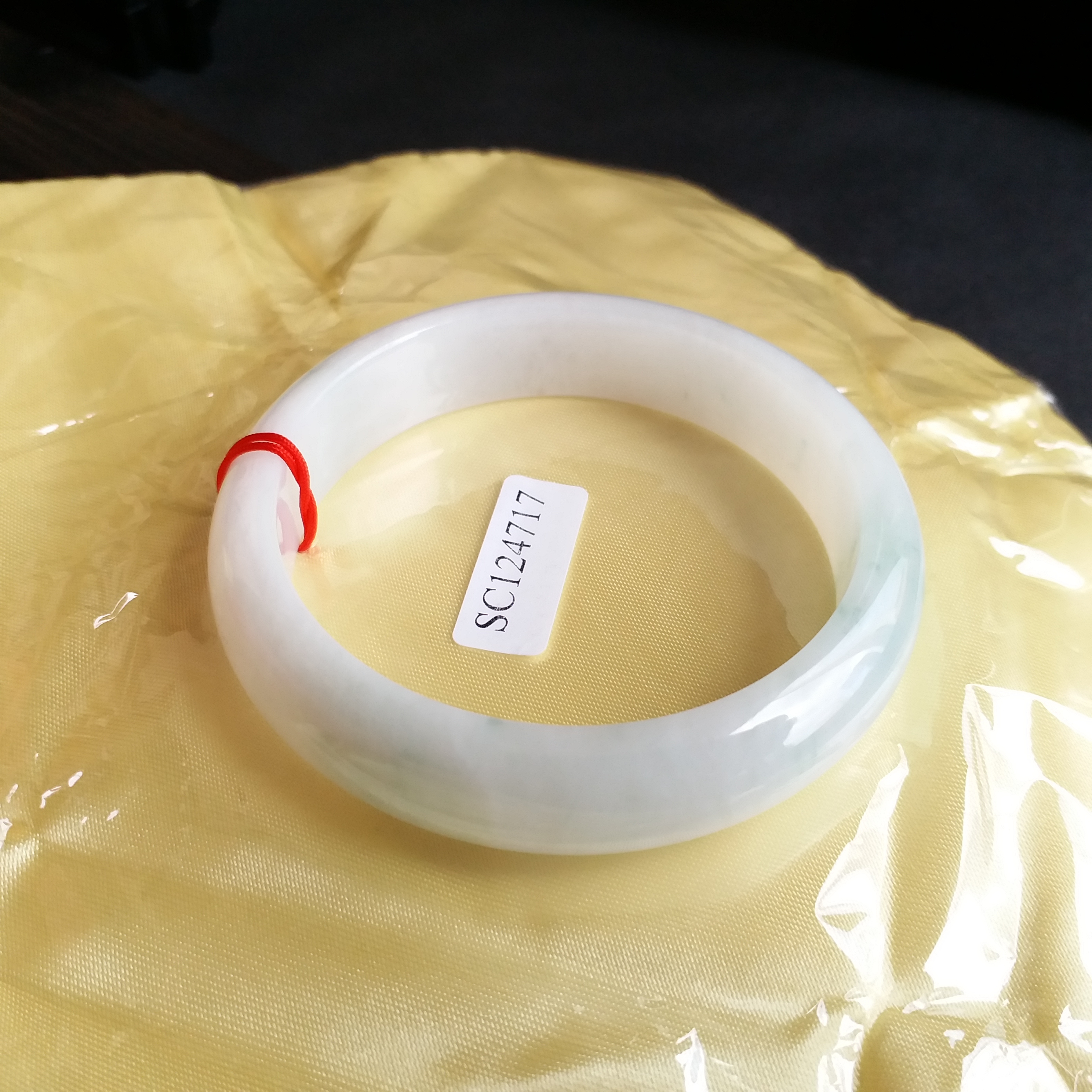 J1107 老坑冰白飄花玉鐲 57.94mm (1.55)