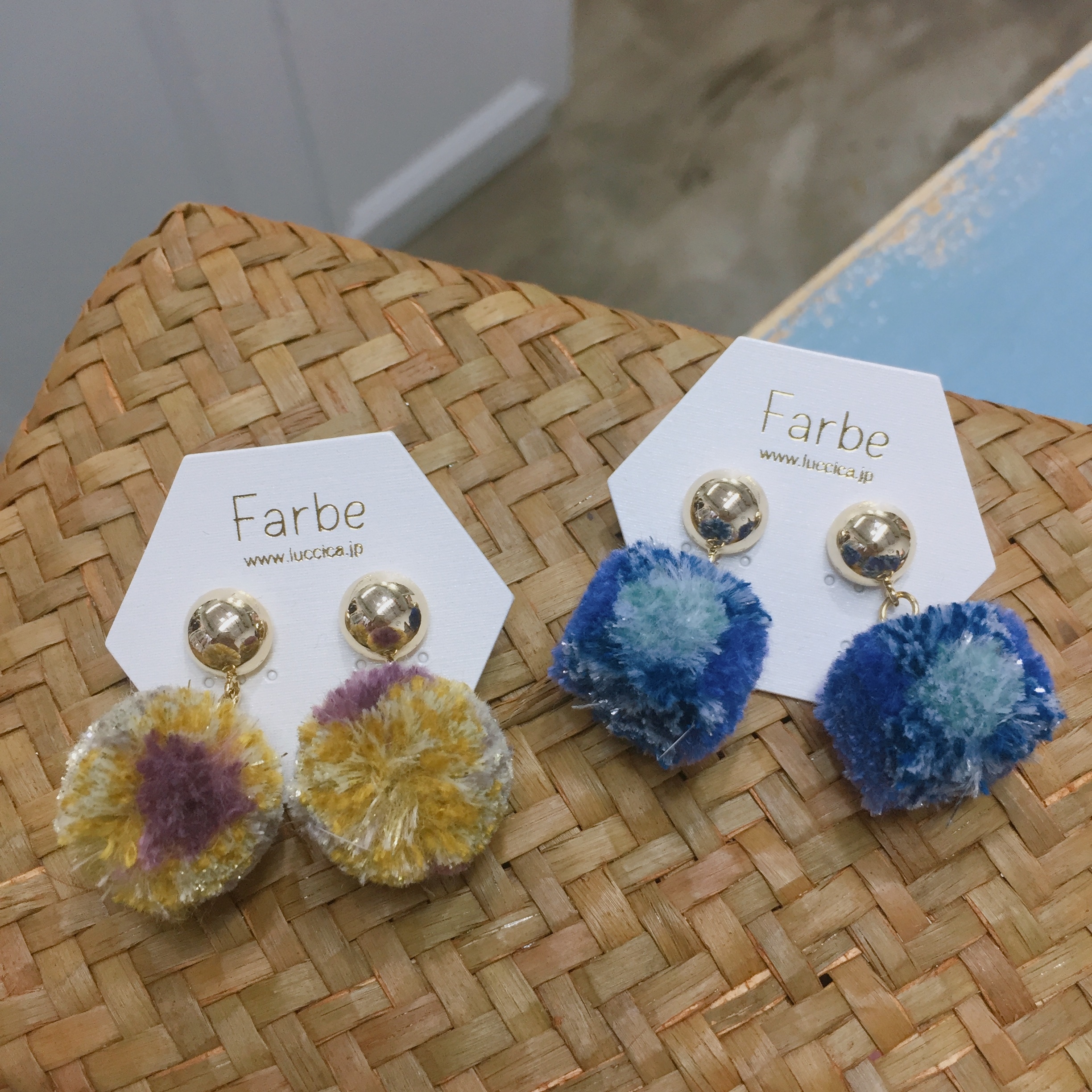 拼色毛毛球耳環 (網站限定優惠)