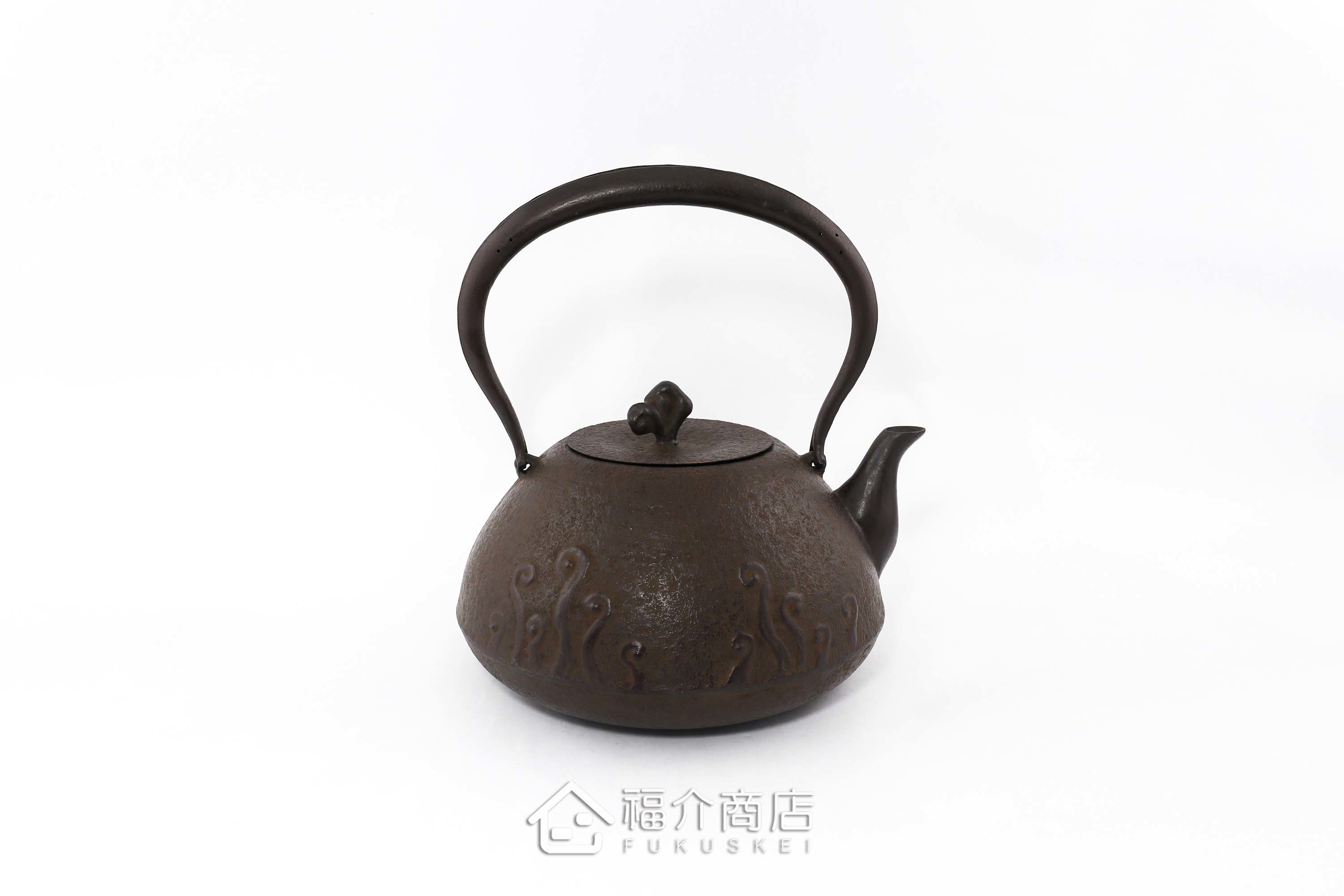 泡茶煮水的咖啡色鐵壺，壺身有花紋