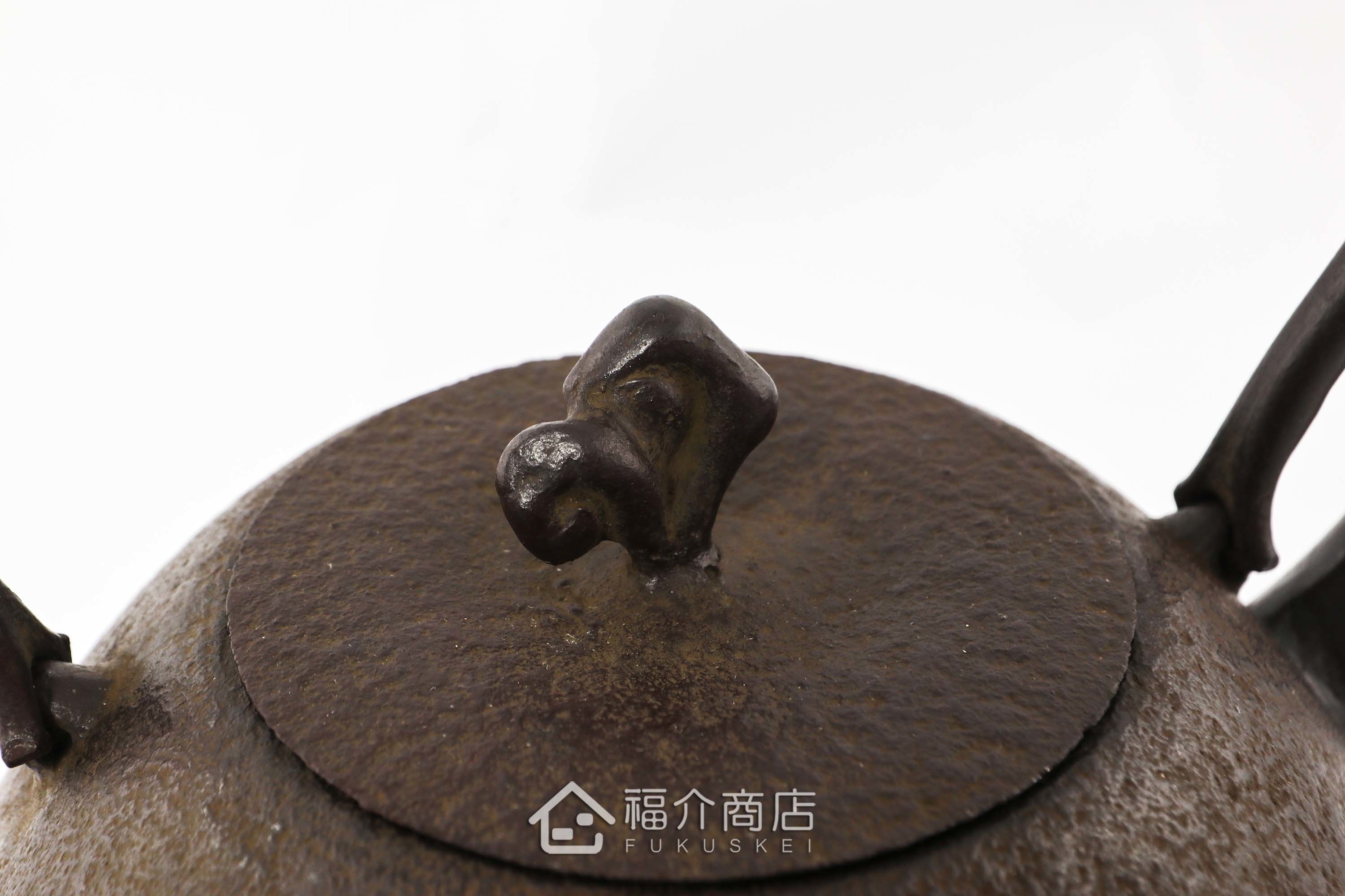 咖啡色鐵壺的造型壺蓋