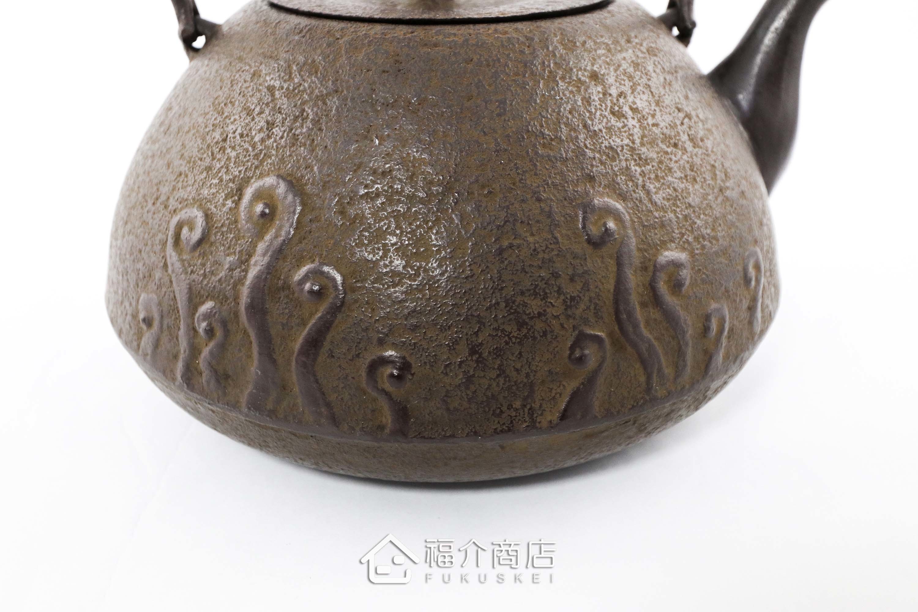 泡茶煮水的咖啡色鐵壺，壺身有花紋
