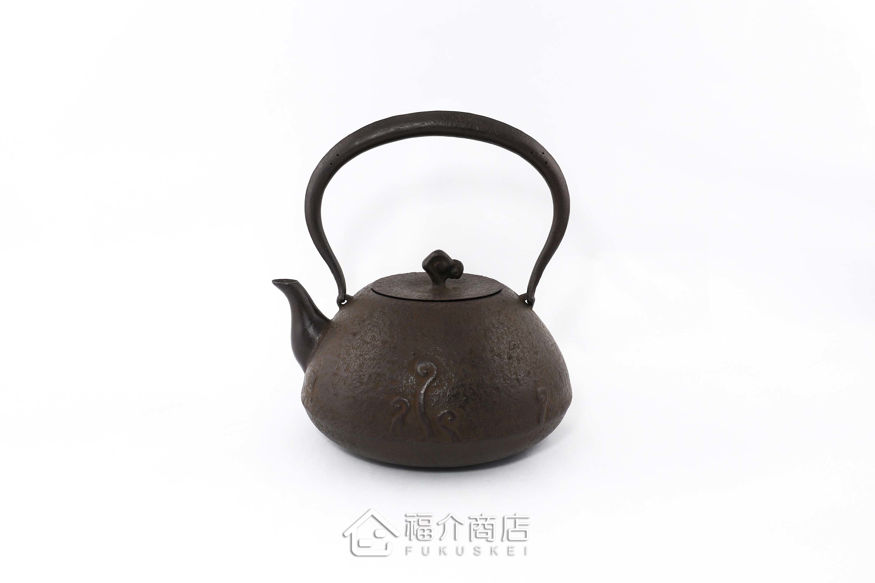 泡茶煮水的咖啡色鐵壺，壺身有花紋