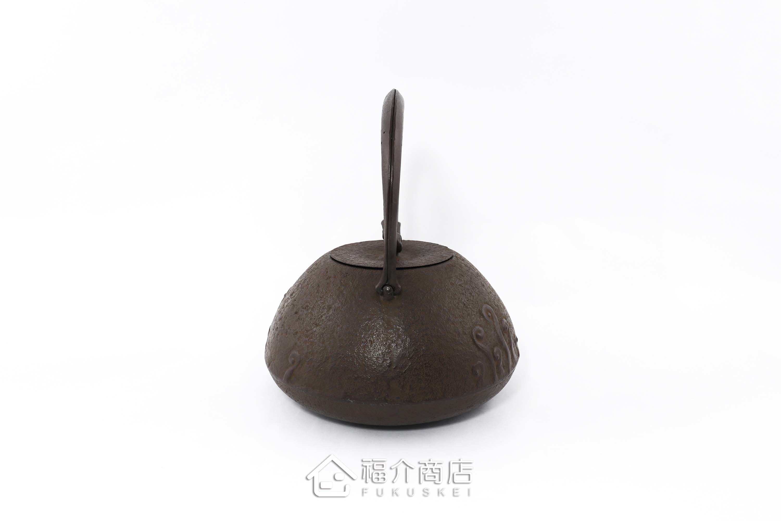 泡茶煮水的咖啡色鐵壺，壺身有花紋