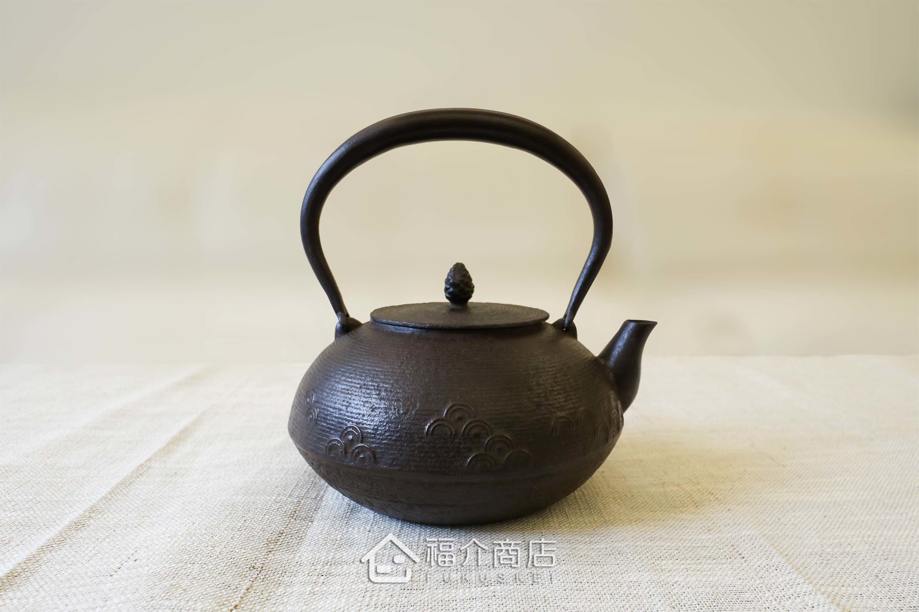 佐藤勝久所製作的日本鐵壺,壺身設計糸目紋上的青海波紋樣,煮水泡茶用的鐵壺