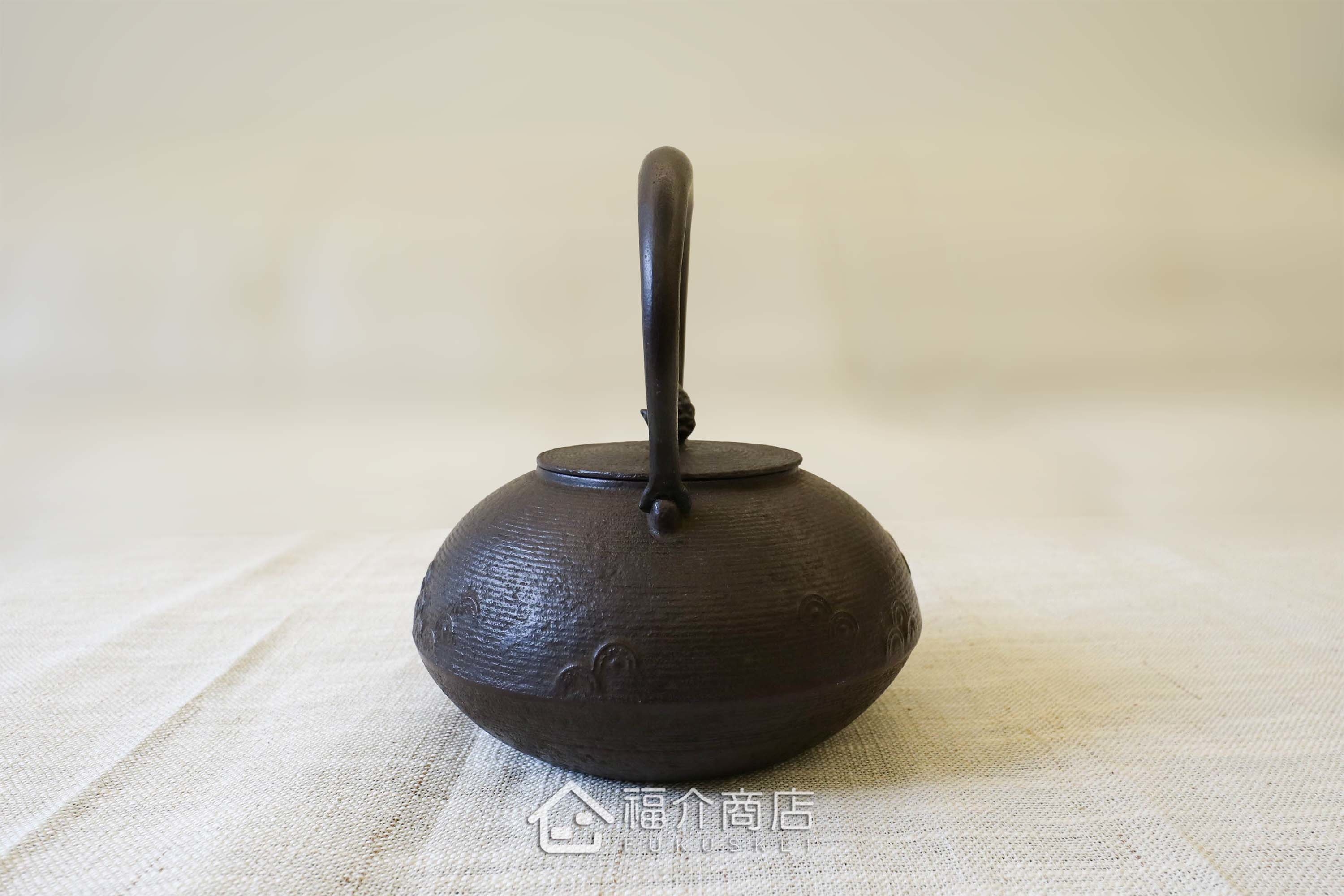 佐藤勝久所製作的日本鐵壺,壺身設計糸目紋上的青海波紋樣,煮水泡茶用的鐵壺