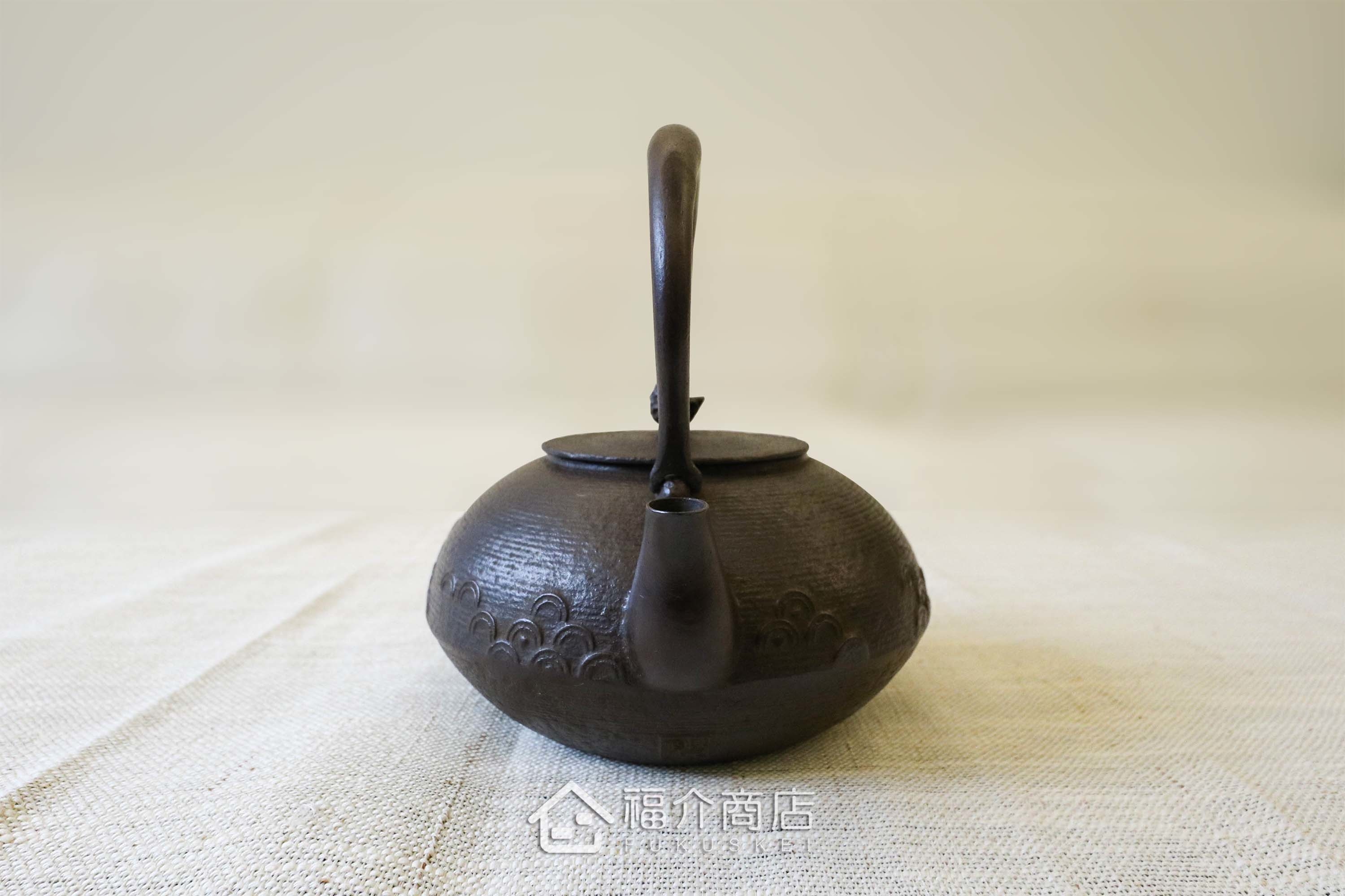 佐藤勝久所製作的日本鐵壺,壺身設計糸目紋上的青海波紋樣,煮水泡茶用的鐵壺