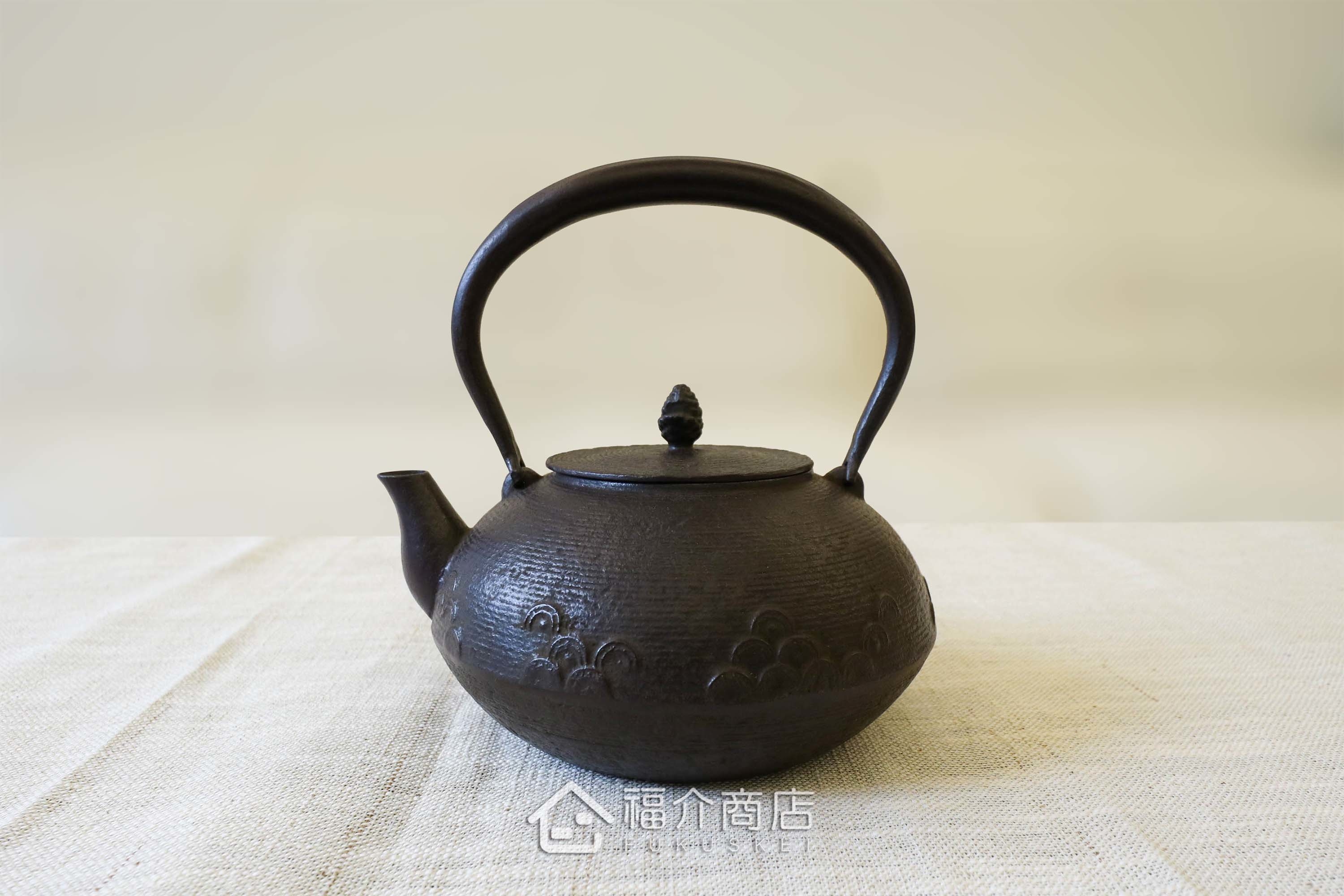 佐藤勝久所製作的日本鐵壺,壺身設計糸目紋上的青海波紋樣,煮水泡茶用的鐵壺