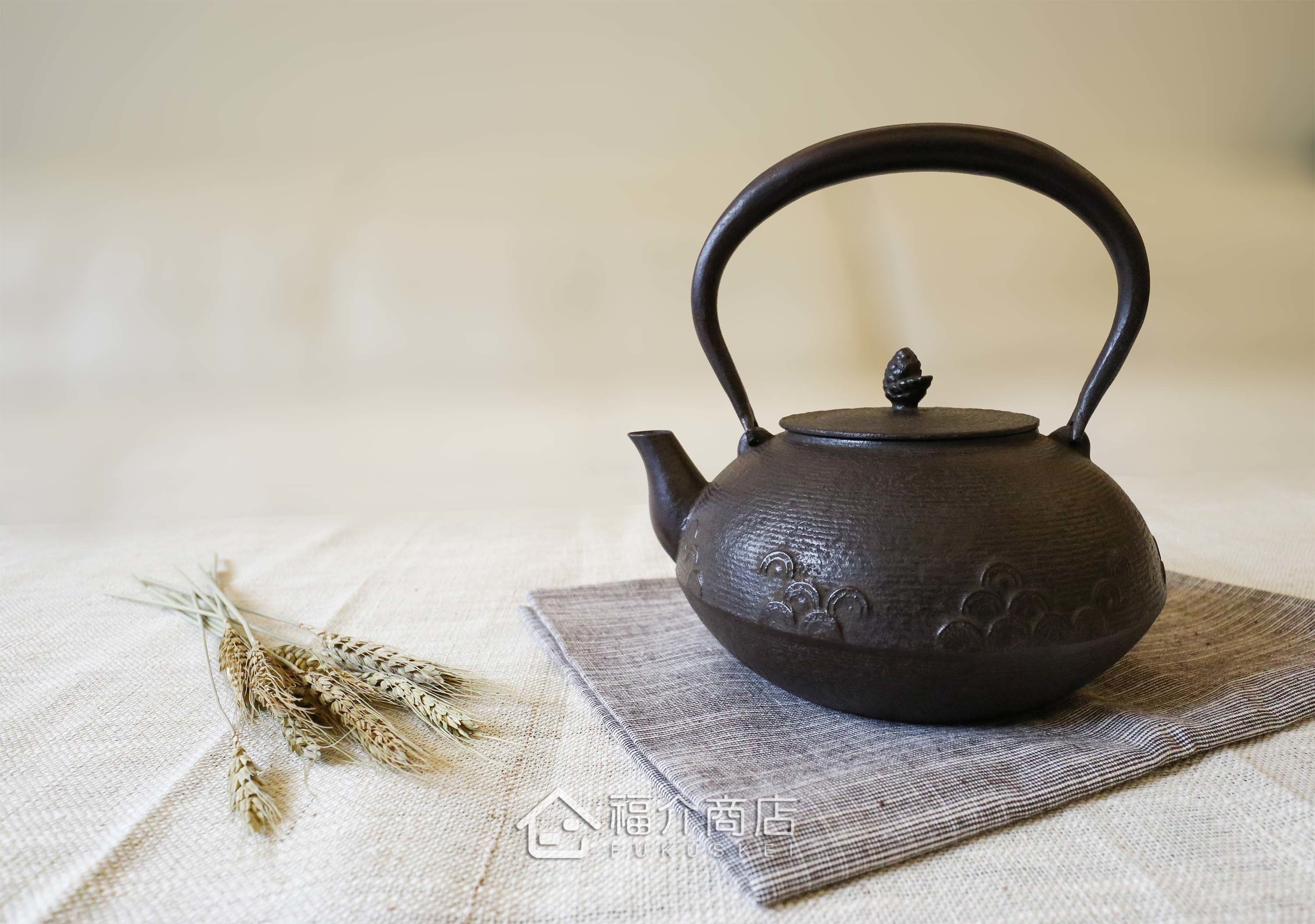 佐藤勝久所製作的日本鐵壺,壺身設計糸目紋上的青海波紋樣,煮水泡茶用的鐵壺