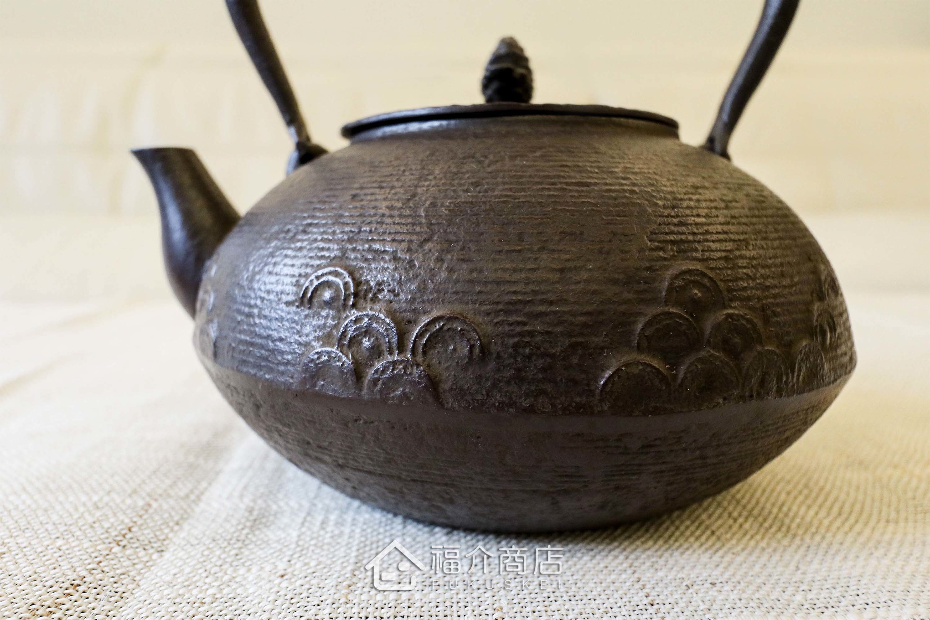 佐藤勝久所製作的日本鐵壺,壺身設計糸目紋上的青海波紋樣,煮水泡茶用的鐵壺