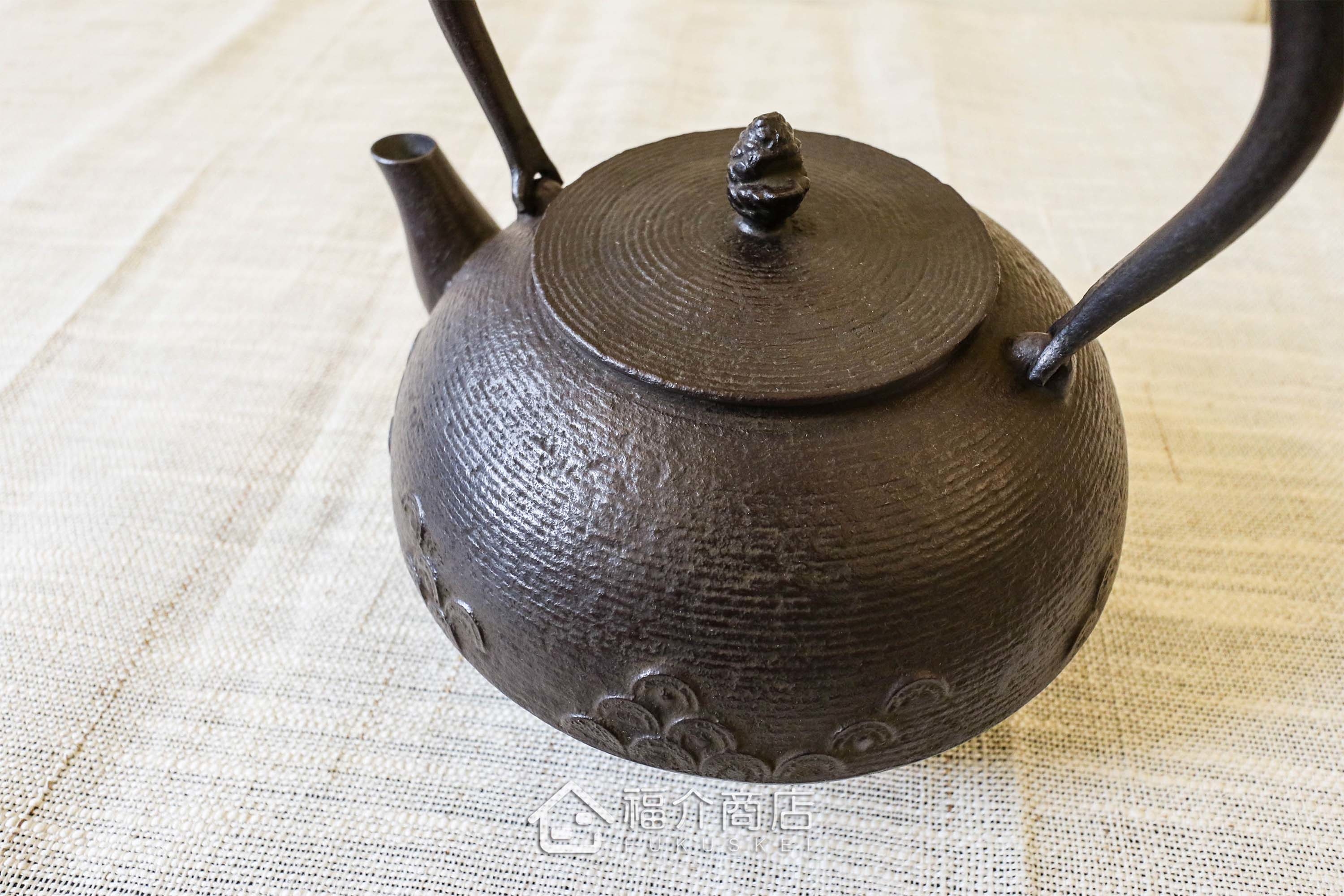 佐藤勝久所製作的日本鐵壺,壺身設計糸目紋上的青海波紋樣,煮水泡茶用的鐵壺