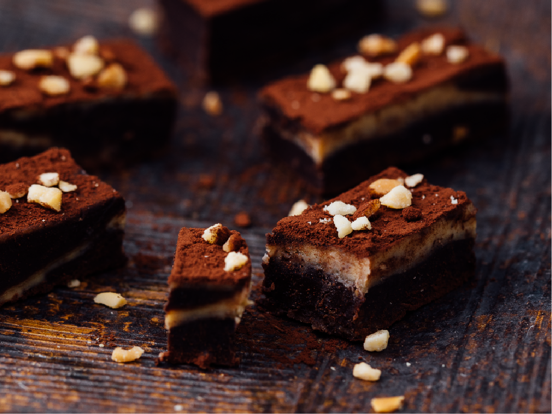 流金花生巧克力一入口，最初體會到的是生巧克力的絲滑柔順與濃郁苦甜，緊接著花生香氣從唇舌間緩緩擴散，直至盈滿齒頰