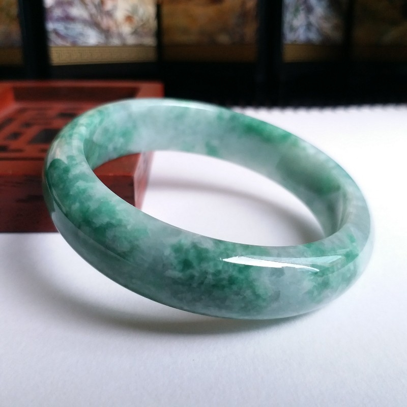J1261 豆糯種飄綠花玉鐲 52.4mm (1.42)