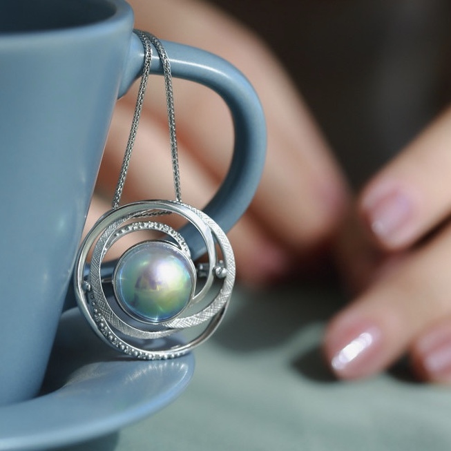 18K白金日本極光炫藍馬貝珠胸針