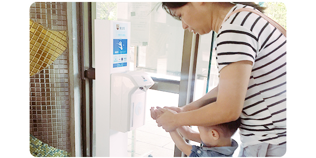 高雄市立兒童美術館中擺設黃金盾抗菌清潔噴劑供民眾做使用