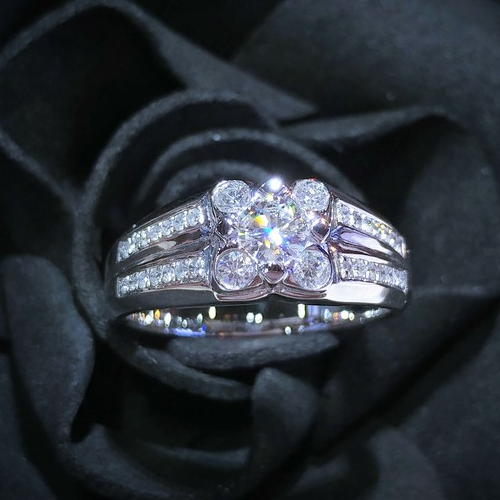 全新18K白金【單粒31份鑽石】配小鑽共63份鑽石戒指