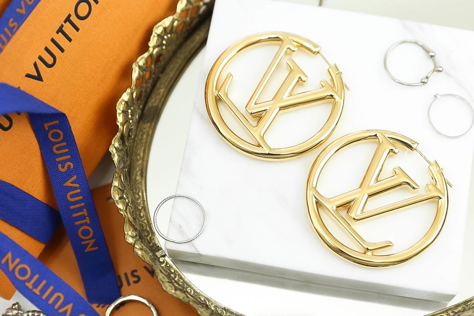 Louis Vuitton Louise Hoop Earrings 金色LV Logo圓圈耳環-Charline Boutique 精品代購