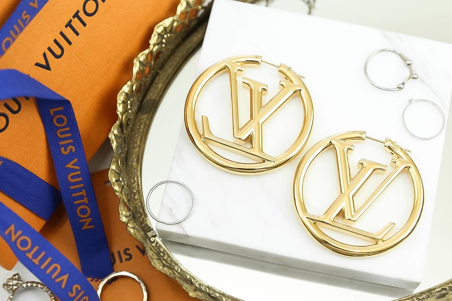 Louis Vuitton Louise Hoop Earrings 金色LV Logo圓圈耳環-Charline Boutique 精品代購