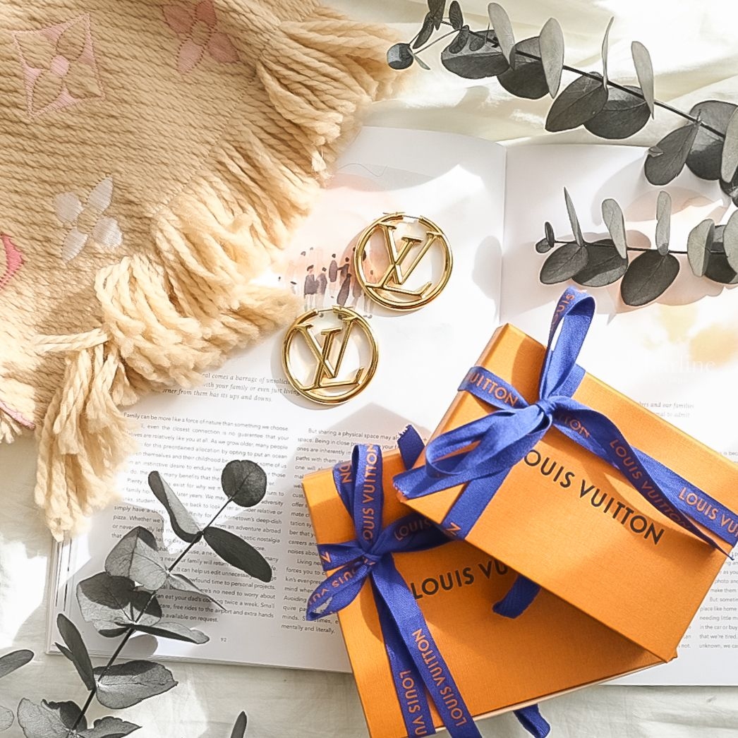 Louis Vuitton Louise Hoop Earrings 金色LV Logo圓圈耳環-Charline Boutique 精品代購