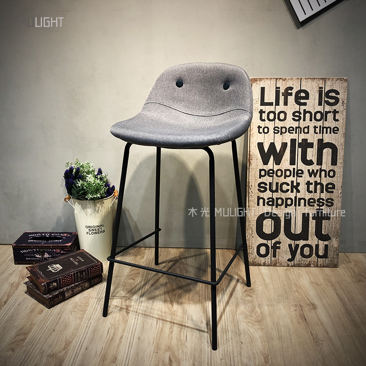 圓弧包覆微笑高腳椅