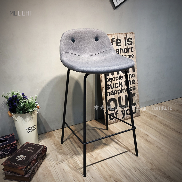 圓弧包覆微笑高腳椅