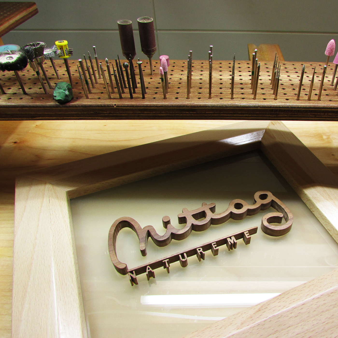 mittag銀飾的金工工作桌與招牌由木微加家具品牌製作