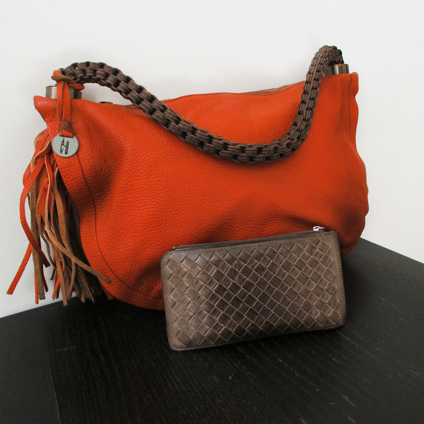 ea手工皮件品牌的側背包與皮夾飾小編的最愛