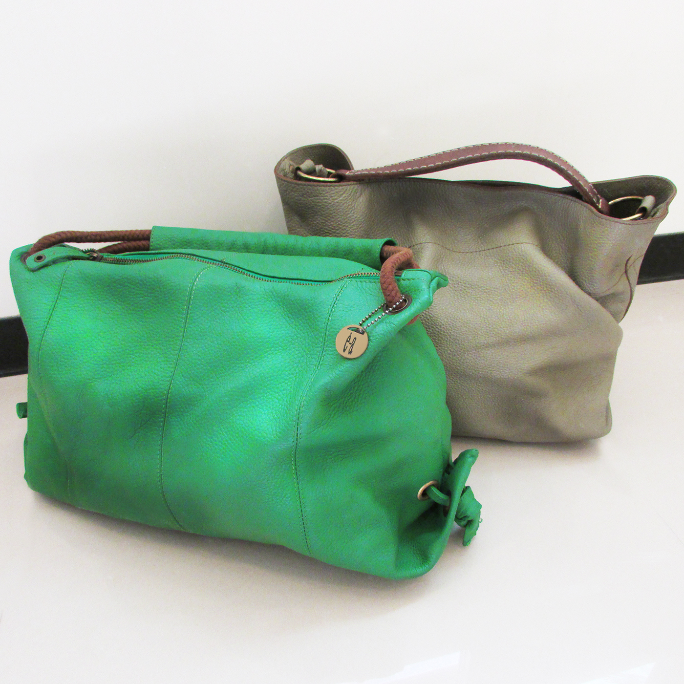 台中市知名手工皮件品牌ea的好用又好看的側背包