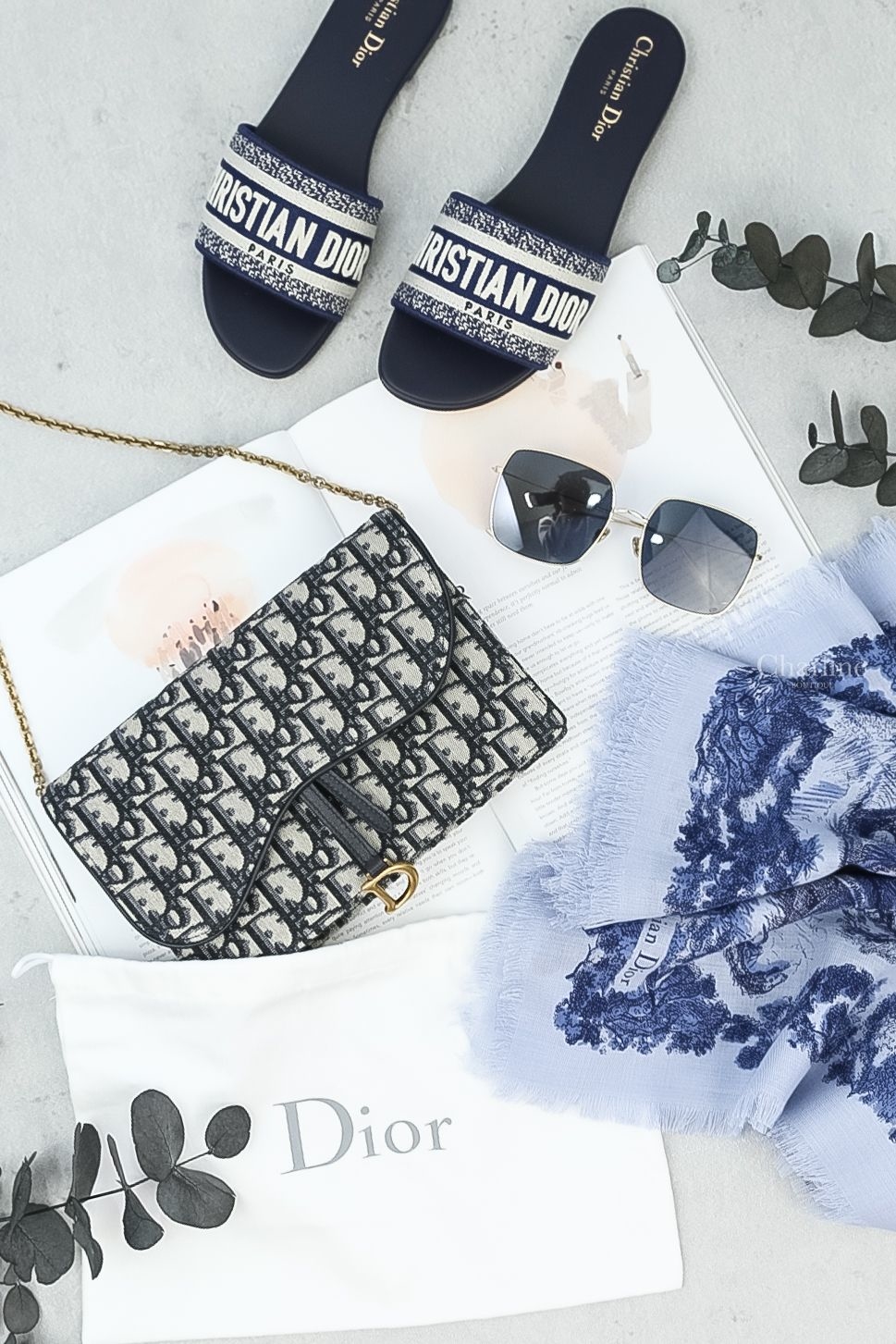 Dior Saddle Pouch 深藍色復古牛皮帆布馬鞍鍊帶肩背包,Dior Dway Slide 深藍色刺繡平底拖鞋,Dior Diorstellaire1 Sunglasses 藍色金方框太陽眼鏡-Charline Boutique 精品代購