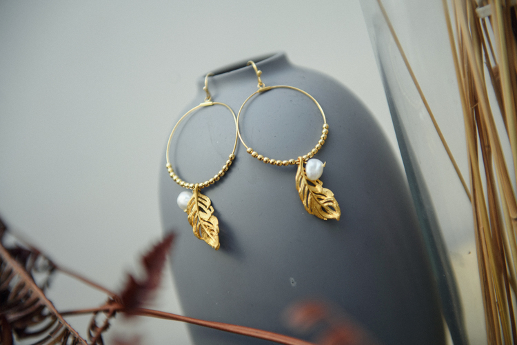 自由盤旋羽毛｜日本珍珠耳環