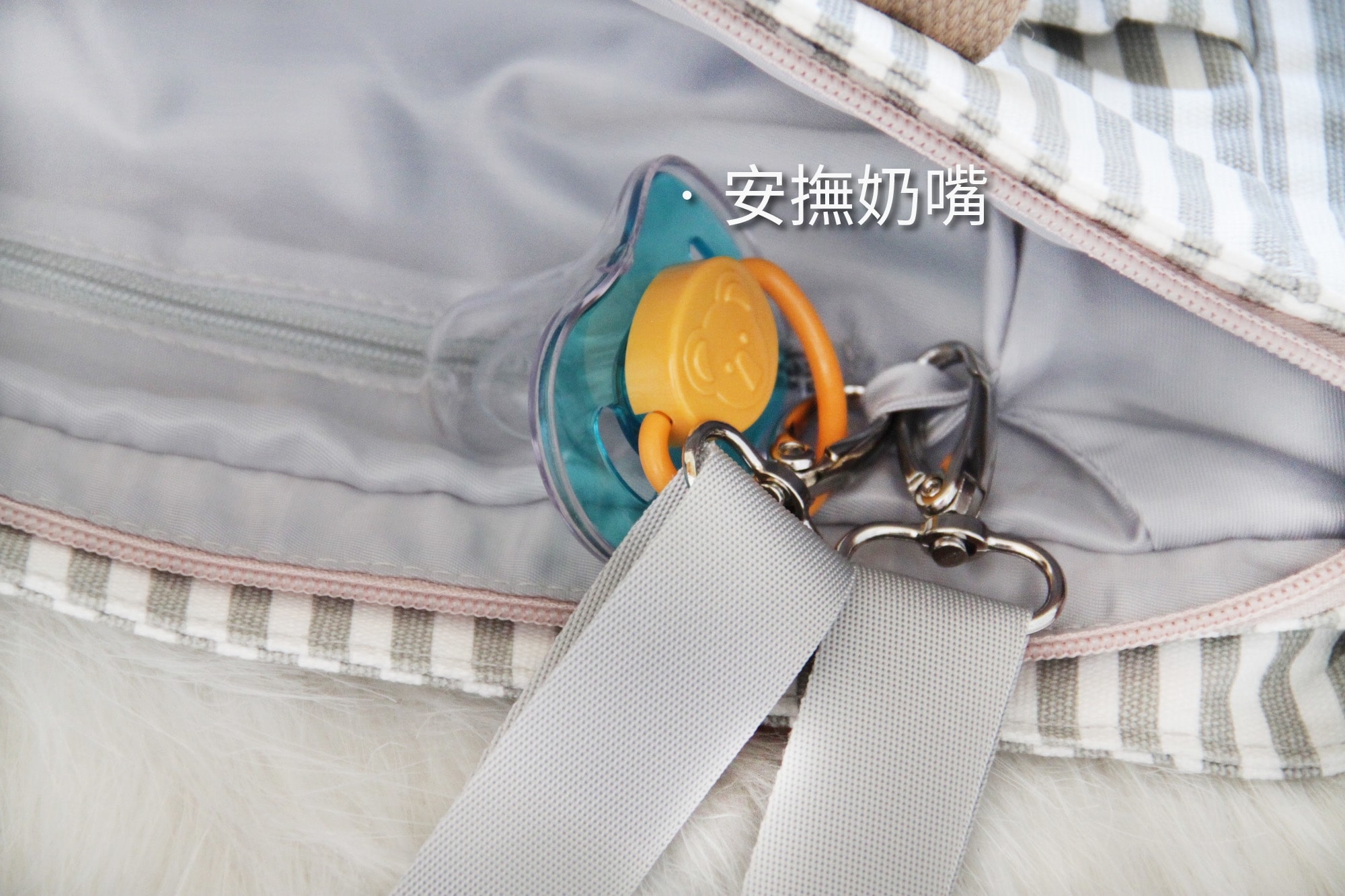 嬰兒車掛帶的隱藏功能 可掛奶嘴
