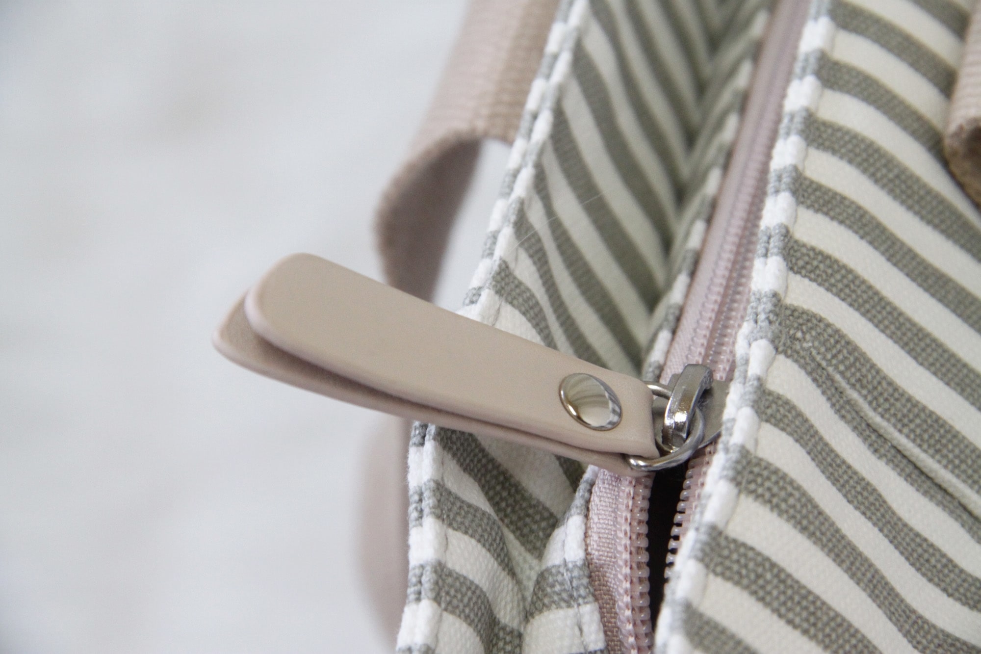 細節 - 精緻皮革拉鏈頭